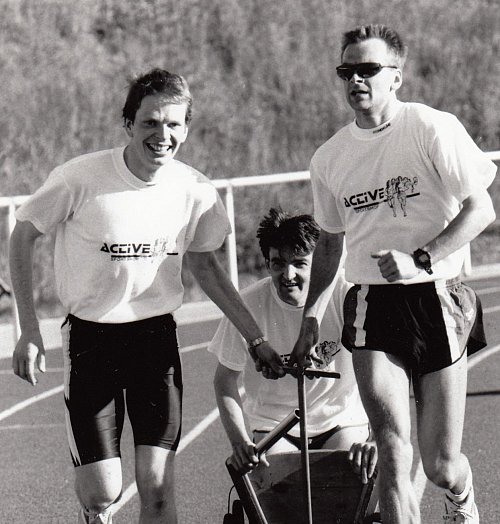 Spaß im Ravensberger Stadion: Jörn Strothmann (links) und Steffen Dittmann ziehen den Bollerwagen. - © Foto: HK-Archiv