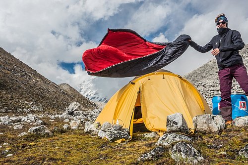 Zeltaufbau: Jost Kobusch steht hier am Basislager, das auf einer Höhe von 5090 Metern liegt. - © Foto: Raphael Schardt