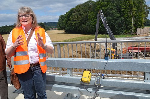 Detailkenntnis: Sylke Tech von Straßen.NRW erläutert auf der Brücke der Stockkämper Straße Feinheiten moderner Brückenbauwerke. - © Andreas Großpietsch