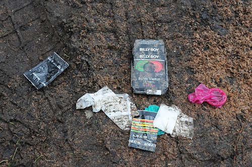 Benutzt und weggeworfen: Gebrauchte Präservative und deren Verpackung auf dem Parkplatz am Schloss Tatenhausen. - © Foto: Rolf Uhlemeier