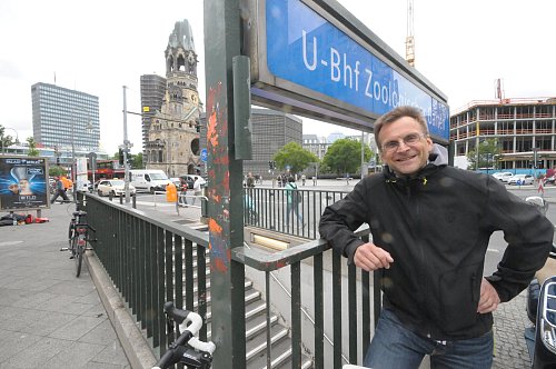 Arbeitet in Berlin: Steffen Dittmann an der U-Bahn-Station Zoologischer Garten. Im Hintergrund die Gedächtniskirche. - © Foto: Claus Meyer