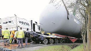 190-Tonnen-LKW versperrt die Osningstraße
