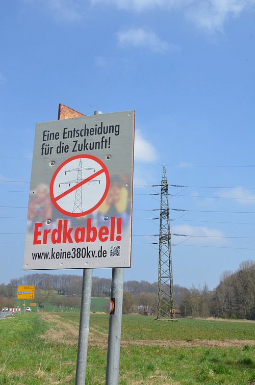 Erdkabel: Die Bürgerinitiative gegen die Freileitung kämpft weiter für ihr Ziel, noch höhere Masten zu vermeiden. - © Foto: Andreas Großpietsch
