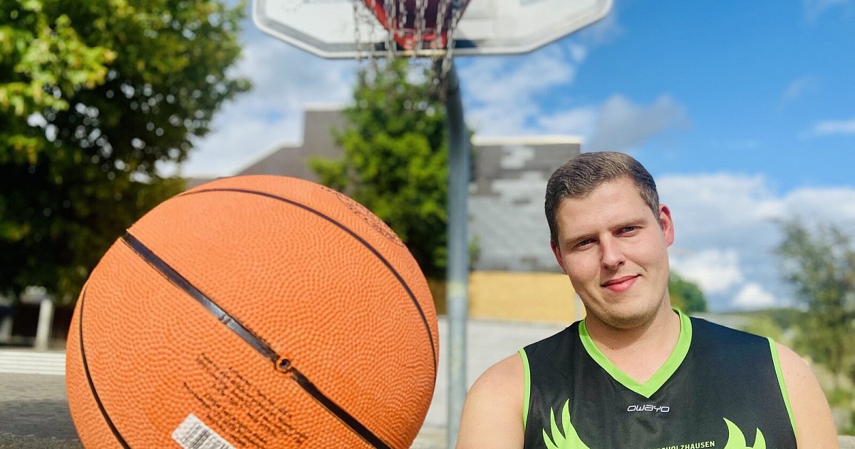 Haller ist mit 2,02 Meter und Schuhgröße 49 der auffälligste Spieler