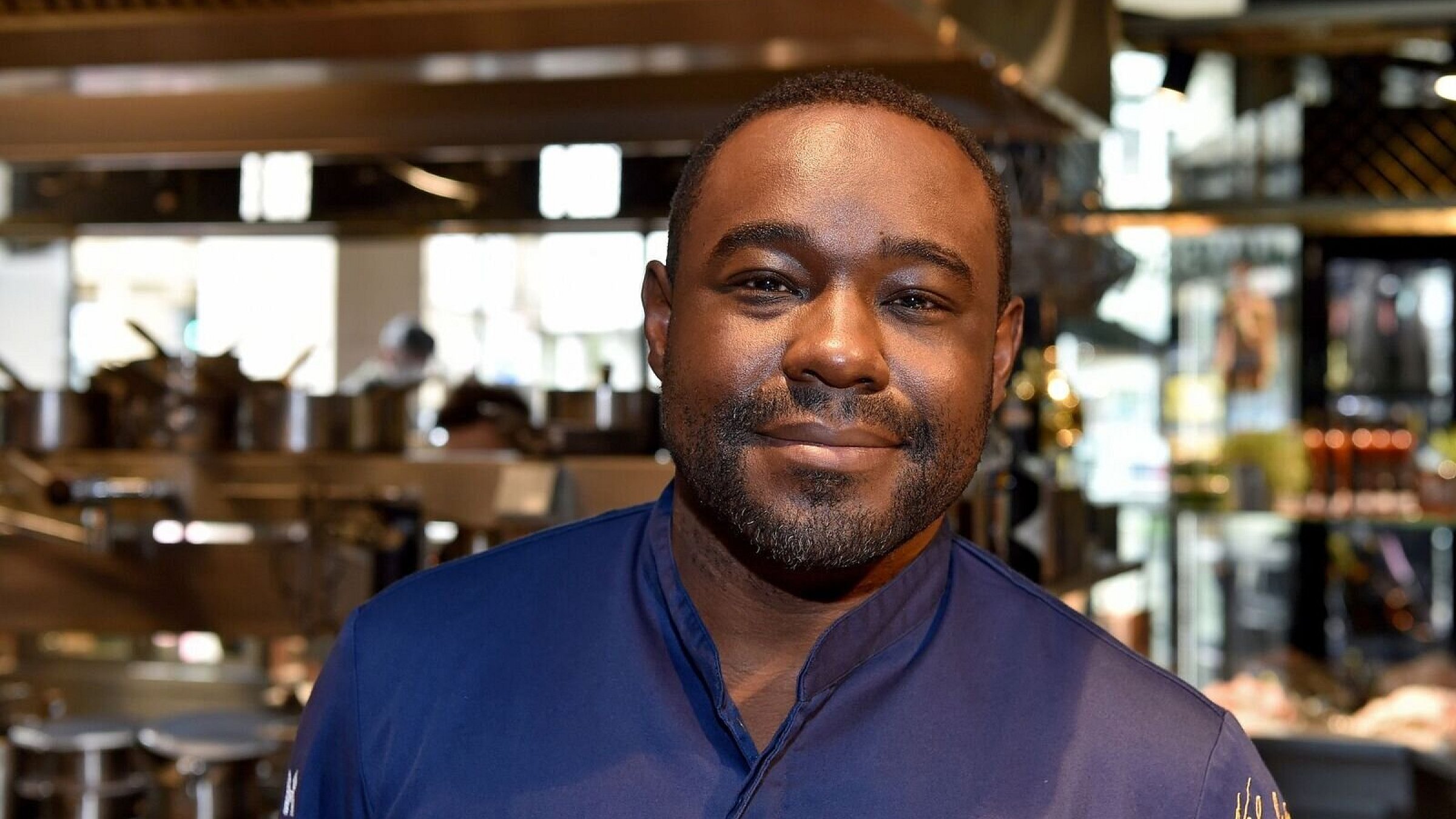 Nelson Müller verteilt in Essen Erbsensuppe | Haller Kreisblatt - NRW