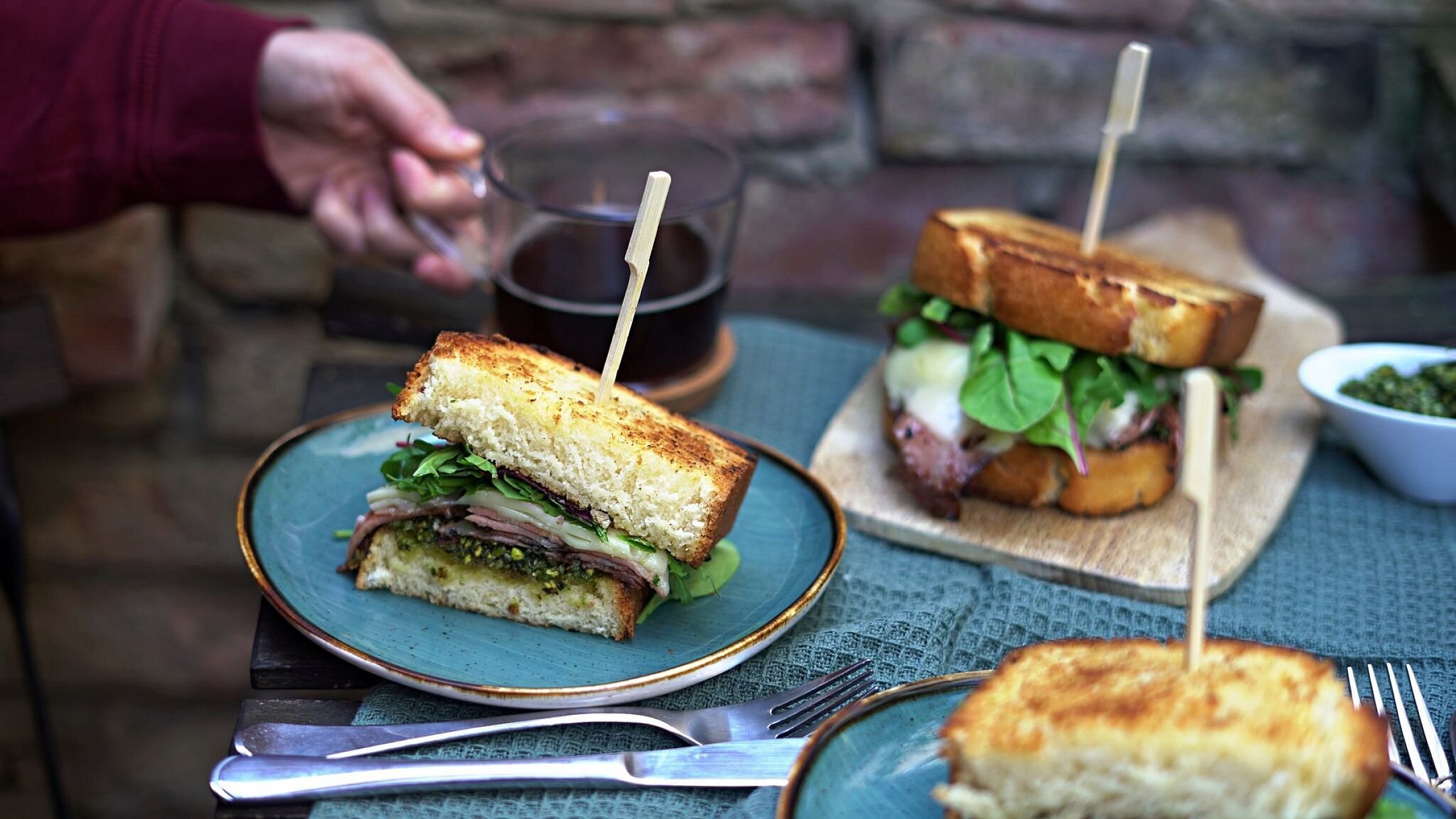 Mortadella-Frühstücksburger mit Basilikum-Pistazien-Pesto | Haller ...