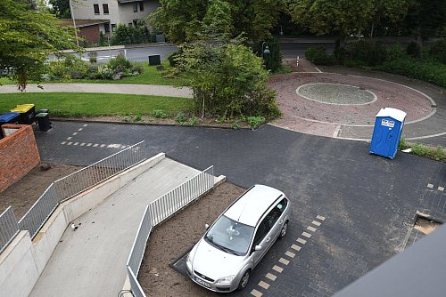 Die Tiefgarage ist an den Wendehammer der Alten Kirchstraße angebunden. Links entsteht ein Fahrradunterstand. - © Jonas Damme