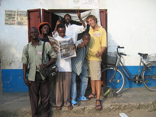 Mutige Journalisten: Ben Wadewitz mit Kollegen in Kenia, mit denen er zu dem Thema Korruption recherchiert hat. - © Foto: Ben Wadewitz