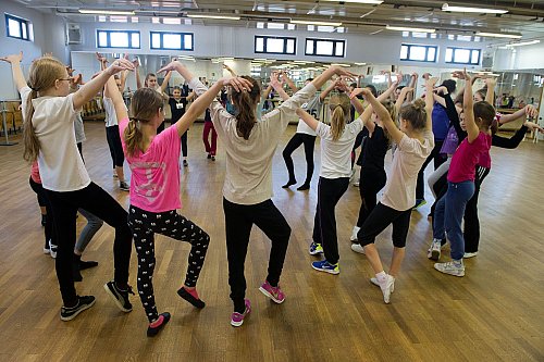 In der Tanzschule "Darf ich bitten" (Symbolbild) geht es sportlich zu. - © picture alliance / dpa