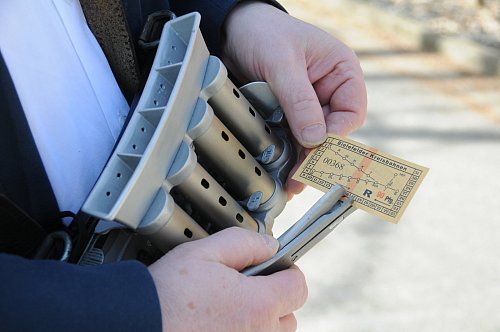 Alt und neu: Diesen alten Münzwechsler, wie er auch in Werther zum Einsatz kam, hat Knut Weltlich für knapp 200 Euro bei ebay ersteigert. Die Fahrkarte hat er nach historischem Vorbild nachdrucken lassen. - © Foto: Anja Hanneforth