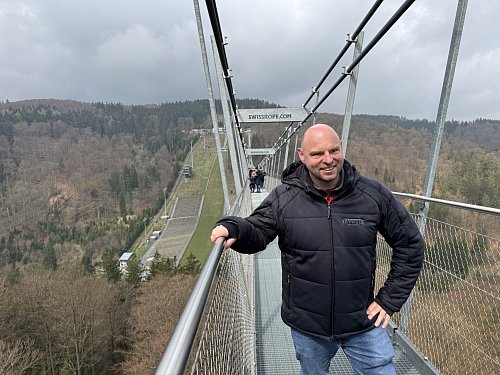 Arndt Brüne ist einer von fünf Geschäftsführern. Gemeinsam brachten er und seine vier Kollegen die Vision der Hängebrücke nach sieben Jahren Planung ans Ziel. - © Jan-Philipp Adams