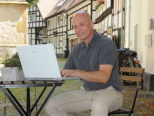 Seit 1992 war Heiko Kaiser (hier auf dem Haller Kirchplatz) beim HK beschäftigt; zunächst als freier Mitarbeiter, später als Redakteur. - © Rolf Uhlemeier