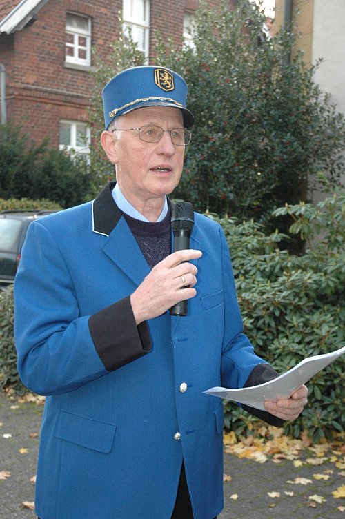 Blick in die Chronik: Kurt Kükenshöner (vor zehn Jahren beim 440. Kirchengeburtstag in der Uniform eines Ausrufers) hat sich intensiv mit Brockhagens Kirchenhistorie befasst. - © Bild: Birgit Nolte
