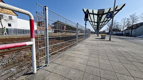 Der städtische Bauhof hat zwei jeweils zehn Meter lange Zäune aufgestellt. Diese sollen das Abkürzen zwischen Busbahnhof und Bahnsteig verhindern. - © Uwe Pollmeier