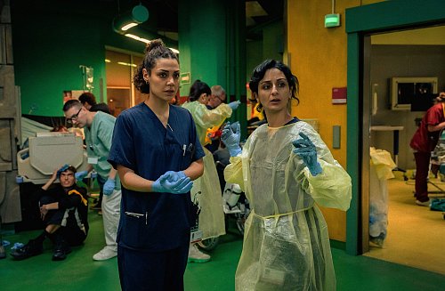 Stress in der Notaufnahme: Haley Louise Jones und Şafak Şengül in "Krank Berlin". - © AppleTV+