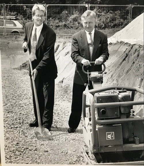 Gerhard Weber und Sohn Ralf beim Bau der Tennisanlage. - © Archiv