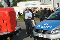 Abschiedsfeier für HK-Lokalchef Herbert Gontek: Frank Bertram dirigiert das historische Feuerwehrwehrzeug auf seine Position. - © Foto: Heiko Kaiser