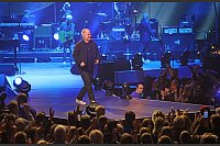 In Aktion: Herbert Grönemeyer am Sonntagabend auf der Bühne des Gerry-Weber-Stadions in Halle. - © Sarah Jonek