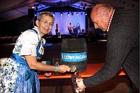 O'Zapft is: Bürgermeisterin Marion Weike schlug beim 16, Fass viermal zu. BV-Präsident Jochen Twelmeyer füllt das erste Glas. - © Edwin Rekate