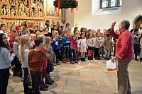 Ein tolles Konzert: Die Kinder der Violenbachschule stimmten die Gäste in der proppevollen Kirche mit weihnachtlichen Liedern auf die Adventszeit ein. - © ......