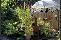 Das Ehepaar Susanne und Jürgen Kreft hat sich in Gütersloh einen wildromantischen Cottage-Garten geschaffen. Sie lieben Vintage-Schätzen und Do-it-yourself-Projekte. In ihrem verwinkelten Garten gibt es viel zu entdecken. - © Susanne Kreft