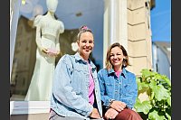 Secondhand-Brautmode "Hey Dress" von Susanne Fredebeul (l.) und Anna Lempke in der Siegfriedstraße 45 Ecke Schlosshofstraße - © Stefan Becker