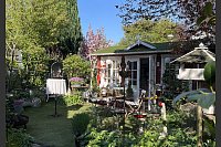 Susanne und Jürgen Kreft aus Gütersloh lieben Vintage-Schätze und Do-it-yourself-Projekte. In ihrem verwinkelten Garten gibt es viel zu entdecken. - © Susanne Kreft