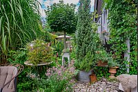 Das Ehepaar Susanne und Jürgen Kreft hat sich in Gütersloh einen wildromantischen Cottage-Garten geschaffen. Sie lieben Vintage-Schätzen und Do-it-yourself-Projekte. In ihrem verwinkelten Garten gibt es viel zu entdecken. - © Stefan Derschum