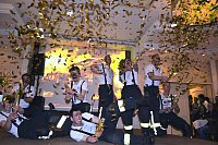 Tanzteam: Tobias Fabian, Lukas Witte, Sebastian Prüßner, Robert Dallmeyer, Ludwig Dallmeyer, Martin Wacker und Clemens Dallmeyer schießen Konfetti aus Kanonen. - © Foto: Ekkehard Hufendiek