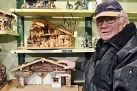 Handgemacht: Erwin Waschke baut seit 16 Jahren Krippen. Die Figuren stammen aus Südtirol. - © .....