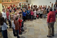 Ein tolles Konzert: Die Kinder der Violenbachschule stimmten die Gäste in der proppevollen Kirche mit weihnachtlichen Liedern auf die Adventszeit ein.
