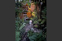 Das Ehepaar Susanne und Jürgen Kreft hat sich in Gütersloh einen wildromantischen Cottage-Garten geschaffen. Sie lieben Vintage-Schätzen und Do-it-yourself-Projekte. In ihrem verwinkelten Garten gibt es viel zu entdecken. - © Susanne Kreft