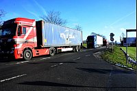 Zwei Lkw sind am Freitagmorgen auf der B68 in Borgholzhausen frontal zusammengestoßen. - © Andreas Eickhoff