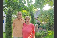Ludger und Martina Jochmaring aus Brakel haben sich einen Garten geschaffen, der im Sommer ihr Lebensmittelpunkt ist. - © Svenja Ludwig