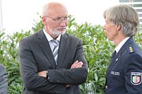 Abschiedsfeier für HK-Lokalchef Herbert Gontek: Dr. Jürgen Fleischer (links/Baxter), Karsten Fehring (leitender Polizeidirektor des Kreises Gütersloh). - © Foto: Heiko Kaiser