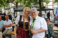Die Bierköniginnen unter sich: Michaela Lange-Venther vom Schießverein Knetterhausen und Caterine Kisker-Aßner sind beide Bierköniginnen. - © Simone Pomikalek