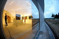 Abends im Museum: Wie ein „Findling in der Obstwiese" präsentiert sich das Böckstiegel-Museum laut Architekt André Habermann, zudem punktuell illuminiert.  - © Foto: Nicole Donath