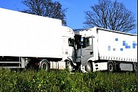 Zwei Lkw sind am Freitagmorgen auf der B68 in Borgholzhausen frontal zusammengestoßen. - © Andreas Eickhoff