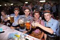 JÄgermeister-Quartett: Moritz (von links), Nicolas, Steffen und Tim konzentrieren sich auf Löwenbräu. - © Edwin Rekate