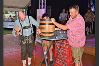 Bürgermeister Thomas Tappe gelingt der Fassanstich nach sechs Schlägen mit dem Holzhammer. - © Ekkehard Hufendiek