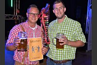 Sascha Hintze (l.) und Alexander Karrasch haben sich abgesprochen und gleichzeitig ihre ausgestreckten Arme gesenkt. So teilen sie sich den Siegpreis beim Maßkrughalten. - © Ekkehard Hufendiek