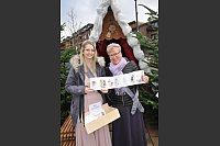 Die Heideköniginnen Sara II. und Heidrun I. am Knusperhäuschen auf dem Marktplatz. - © Frank Jasper
