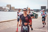 Der 42,195 Kilometer lange Rundkurs in Kopenhagen führte die Athleten auch am Wasser entlang. - © Sebastian Olbrich