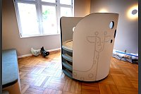 Mitten im Wartezimmer steht der Spielturm mit Höhle und Trampolin. - © Andreas Frücht
