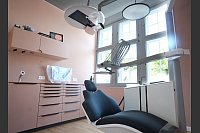 Die Räume sind lichtdurchflutet, die Wände in zurückhaltenden Pastelltönen gestaltet und die Behandlungsstühle mit TV-Bildschirmen zur Ablenkung ausgestattet. - © Andreas Frücht