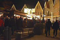 Besonders in den Abendstunden wurde es auf dem Weihnachtsmarkt richtig voll. - © Birgit Nolte