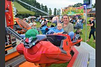 Sina Grahn fährt mit ihrer einjährigen Tochter Emilia im Kinderkarussell. - © Ekkehard Hufendiek