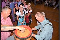 Das erste 30-Liter Bierfass spendiert Halles Bürgermeister Thomas Tappe den Volksfestbesuchern. - © Ekkehard Hufendiek