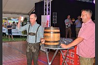 Das erste 30-Liter Bierfass spendiert Halles Bürgermeister Thomas Tappe den Volksfestbesuchern. - © Ekkehard Hufendiek