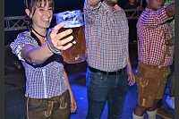 Sieben Männer und eine Frau konkurrieren beim Wettbewerb "Maßkrughalten" um einen Preis: einen Schnapsgürtel und ein Gutschein für ein Maß Bier. - © Ekkehard Hufendiek